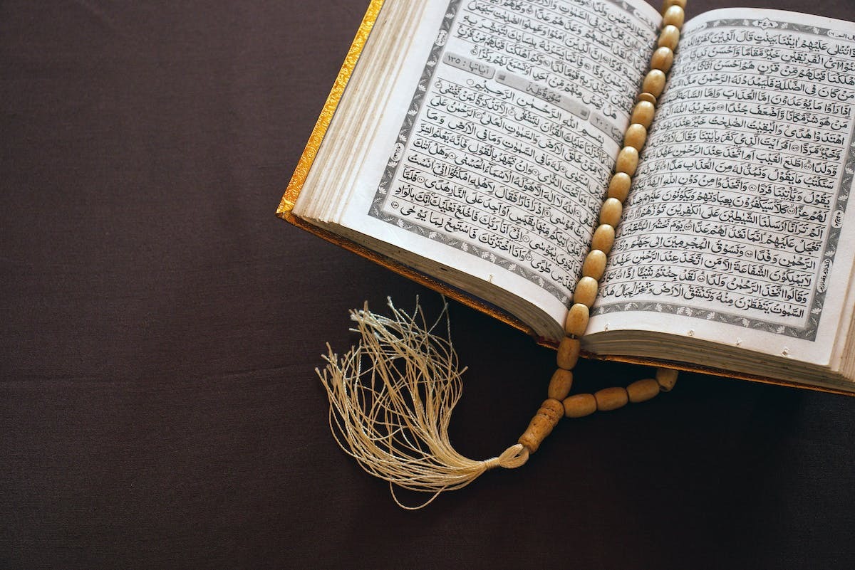 Découvrez les enseignements du Coran et plongez dans sa richesse spirituelle