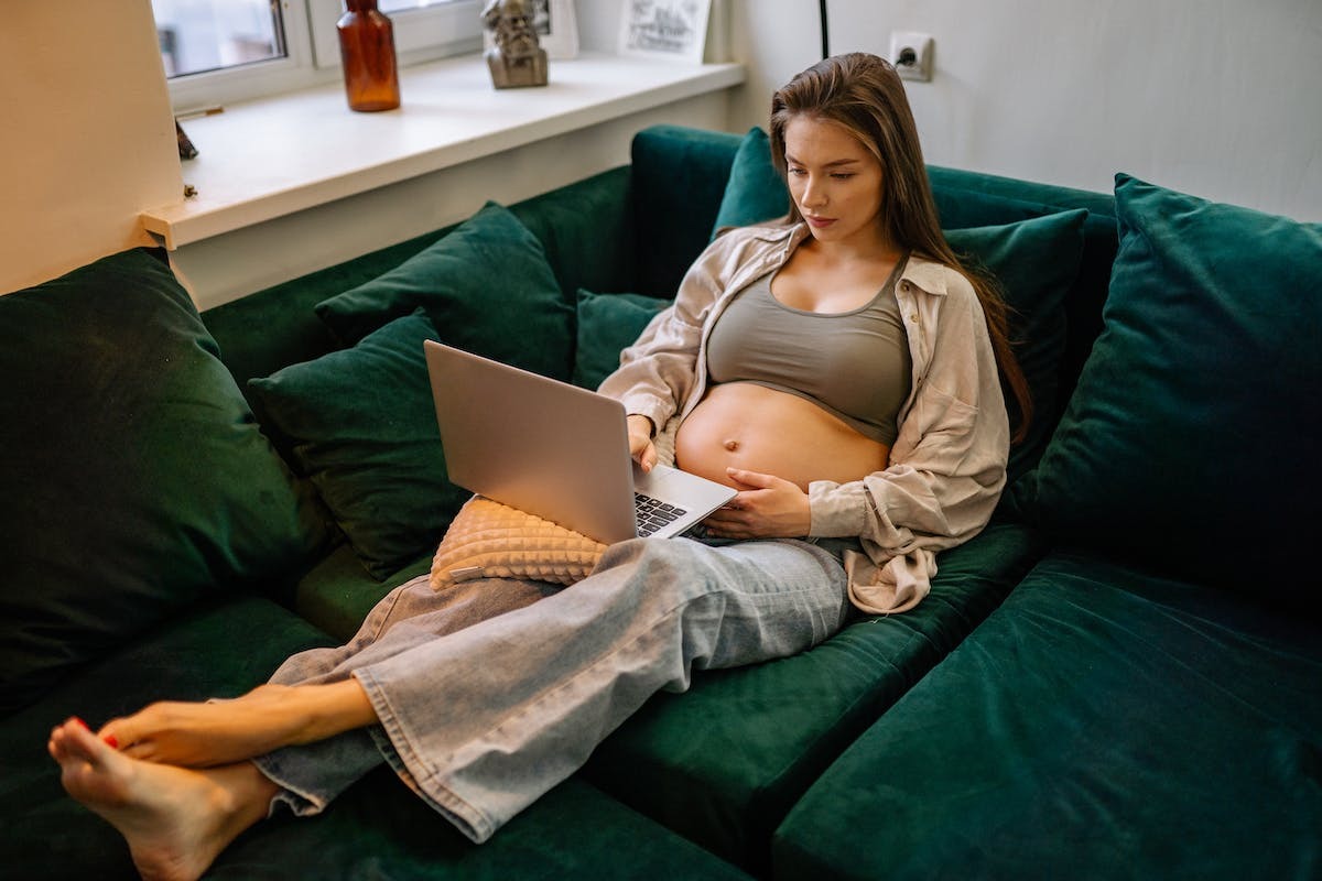 Tout ce qu’il faut savoir sur les annonces de grossesse à la télévision